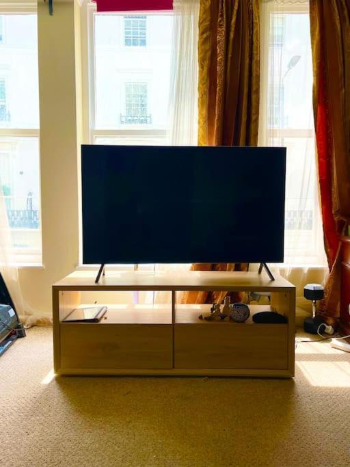 Flat Near Hyde Park, Location *