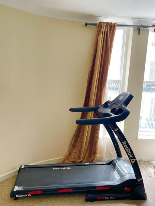 Flat Near Hyde Park, Location *