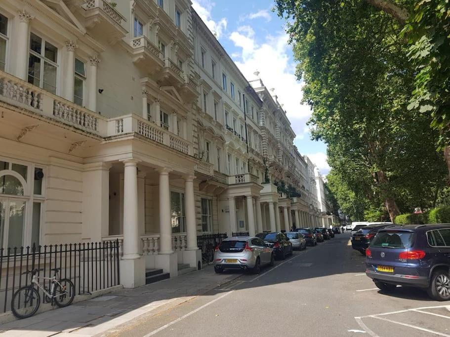 Flat Near Hyde Park, Location *